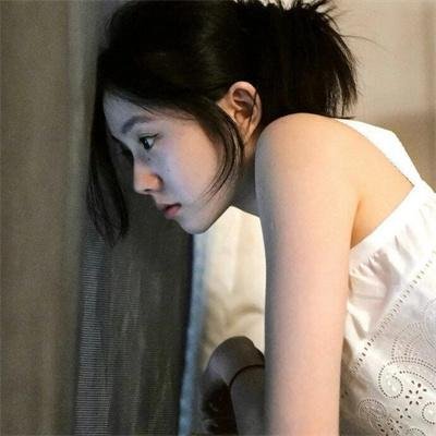 在窗边 海报